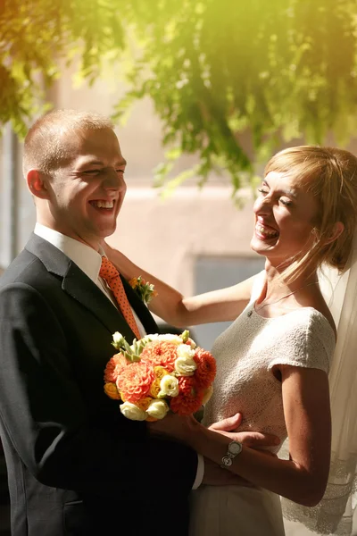 Noiva e noivo celebrando o casamento — Fotografia de Stock