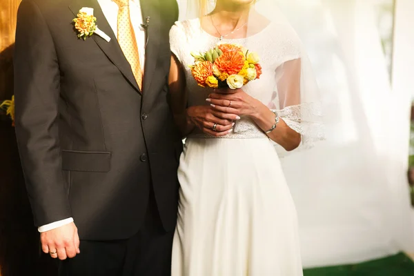 Lindo elegante noiva feliz e noivo — Fotografia de Stock