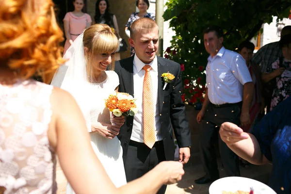 Färgstarka bruden och brudgummen — Stockfoto