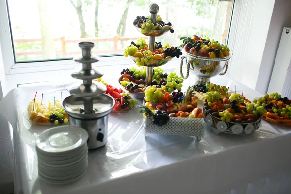 Stylish luxury decorated table with fruits — Stock Photo, Image