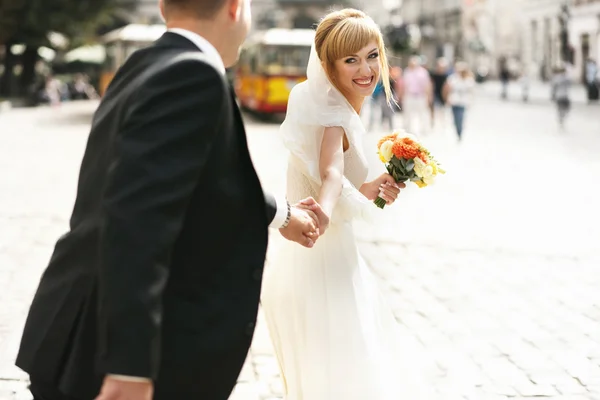 Luxury romantic bride and groom — Stock Photo, Image