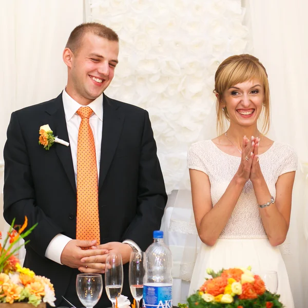 Чудова стильна щаслива наречена і наречена — стокове фото