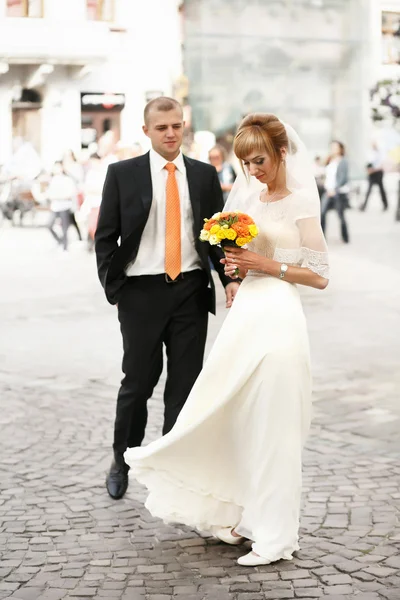 Розкішна романтична розкішна барвиста наречена і наречений на задньому плані — стокове фото