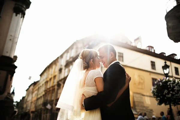 Lyxiga romantiska bruden och brudgummen — Stockfoto