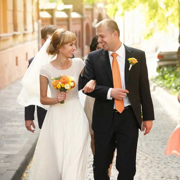Bruid en bruidegom huwelijk vieren — Stockfoto
