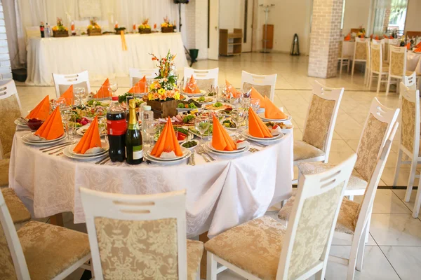 Elegantes mesas naranjas decoradas de lujo — Foto de Stock