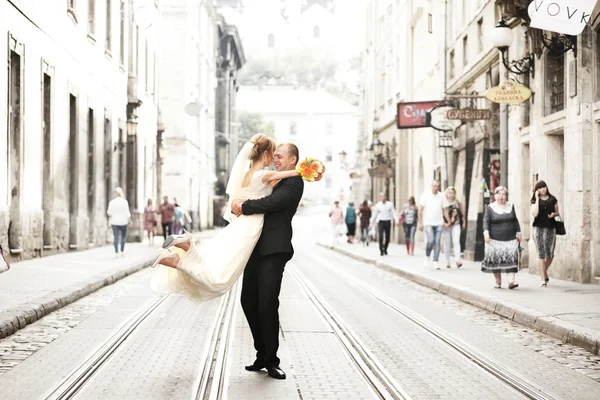 Glückliche Braut und Bräutigam — Stockfoto