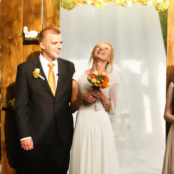 Gyönyörű, elegáns, boldog menyasszony és a vőlegény — Stock Fotó