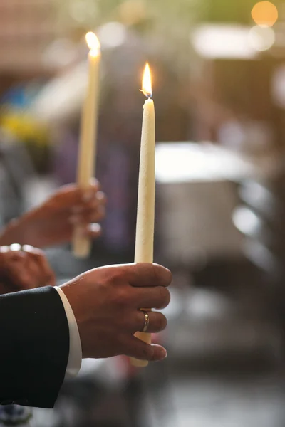 Наречений і наречений тримають свічки — стокове фото