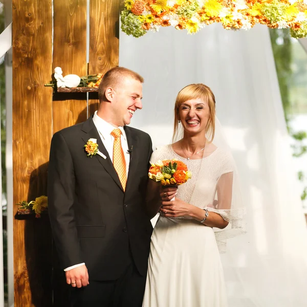 豪華なスタイリッシュな幸せな花嫁と花婿 — ストック写真