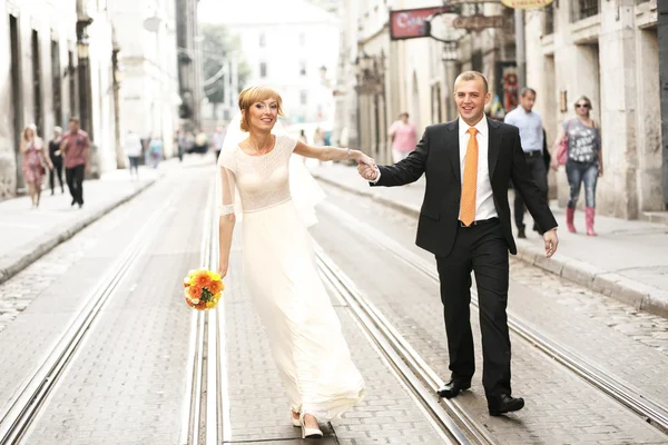 Felice sposa e sposo — Foto Stock