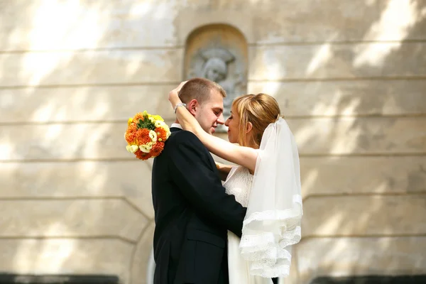 Romantica sposa felice e sposo — Foto Stock