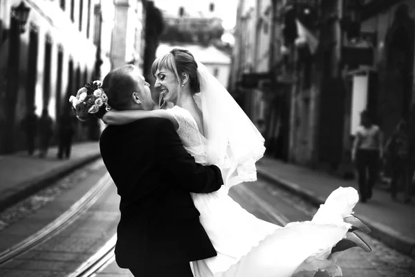 Bruid en bruidegom huwelijk vieren — Stockfoto