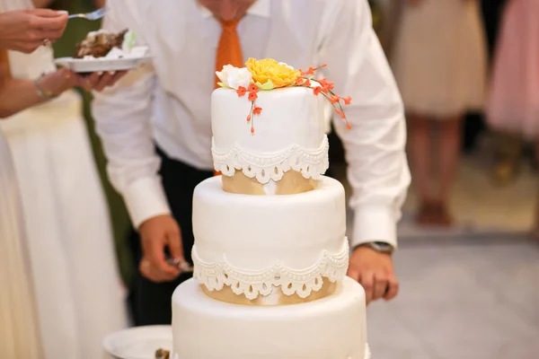 Wedding cake in a restaurant — Stock Photo, Image