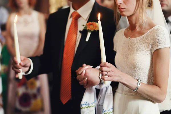 Noiva e noivo segurando velas — Fotografia de Stock