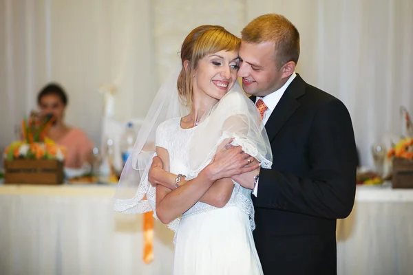 Великолепный стильный счастливый жених и невеста — стоковое фото