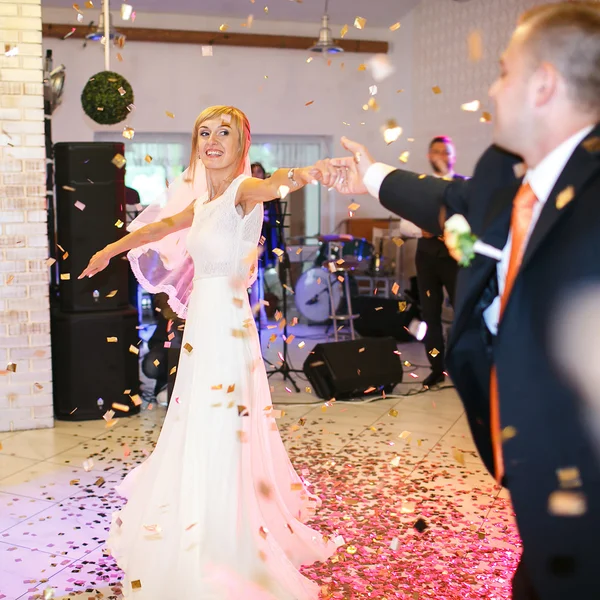 Härlig elegant lyckliga bruden och brudgummen — Stockfoto