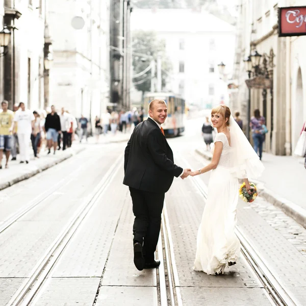 Boldog menyasszony és a vőlegény — Stock Fotó