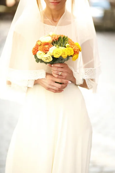 Wunderschöne romantische glückliche Braut — Stockfoto