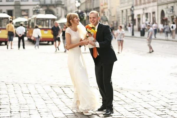 Braut und Bräutigam feiern Hochzeit — Stockfoto