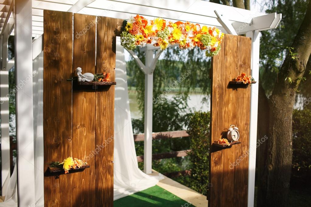 Fotos de Arco rústico decorado con flores - Imagen de © ivash #100572744