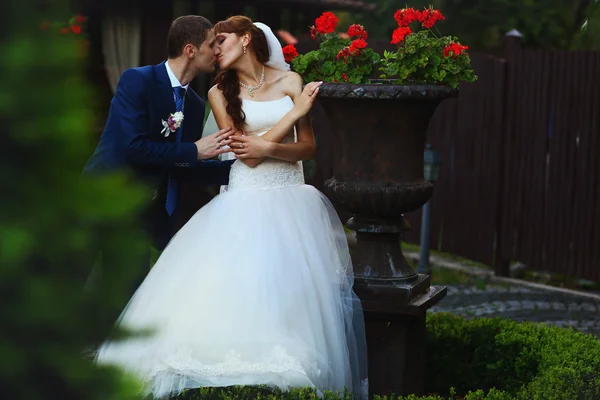 Feliz jovem casal caucasiano — Fotografia de Stock