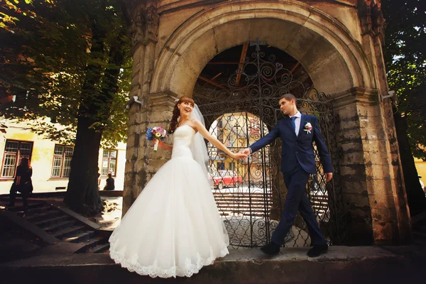 Feliz casal apenas casado — Fotografia de Stock