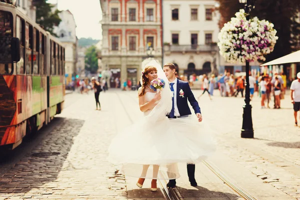 Feliz casal apenas casado — Fotografia de Stock