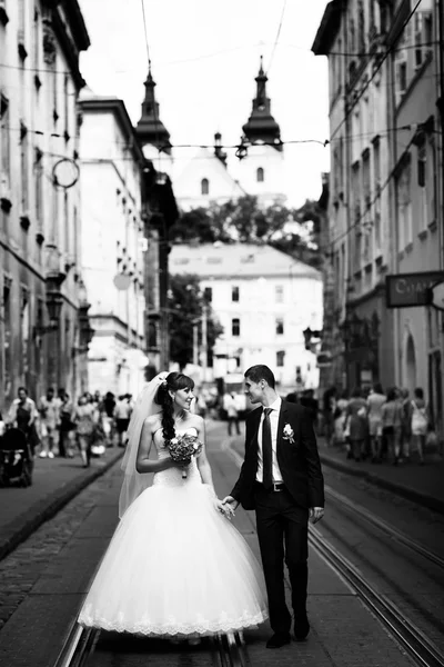 Feliz casal apenas casado — Fotografia de Stock