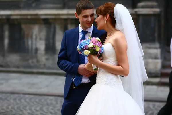 Feliz casal apenas casado — Fotografia de Stock