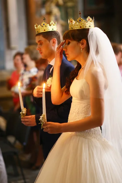 Schattig paar in de kerk van St. Peter — Stockfoto