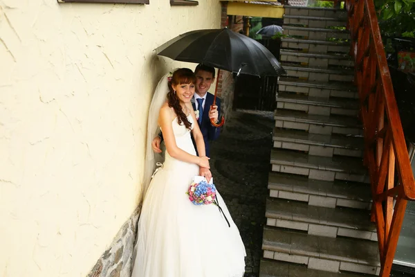 Mariée et marié sous parapluie — Photo