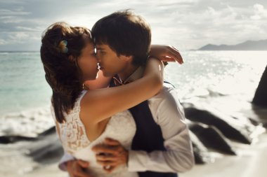 zarif güzel gelin ve damat öpüşme