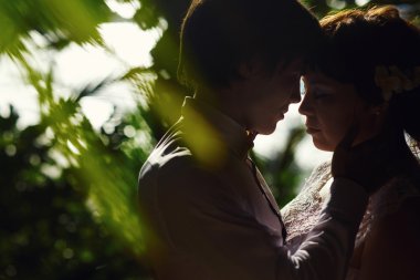 zarif güzel gelin ve damat öpüşme