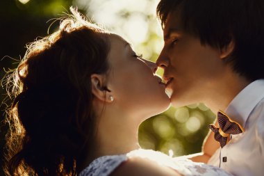 zarif güzel gelin ve damat öpüşme