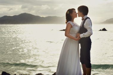 Gelin ve damat okyanus zemin üzerine