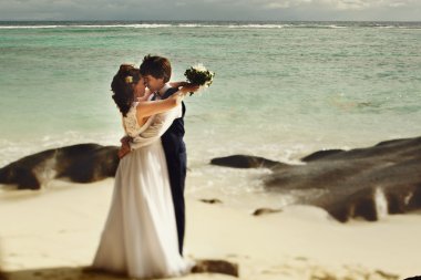 zarif güzel gelin ve damat öpüşme