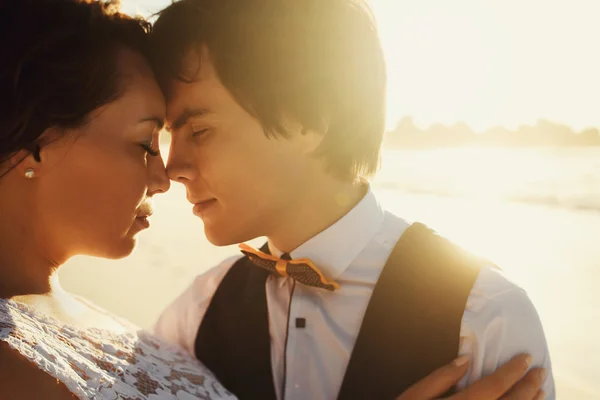 Elegant vacker brud och brudgum i solnedgången — Stockfoto