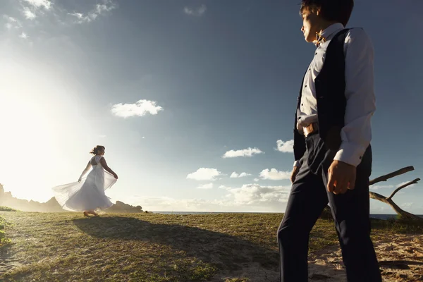 Elegante splendida sposa e lo sposo — Foto Stock