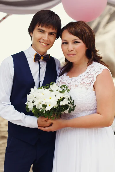 Elegante wunderschöne Braut und Bräutigam — Stockfoto