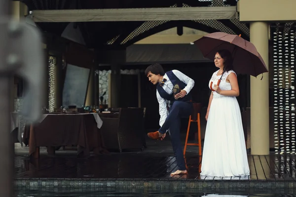Elegante sposa stupenda con ombrello — Foto Stock
