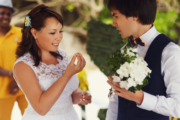 Elegante wunderschöne Braut und Bräutigam — Stockfoto