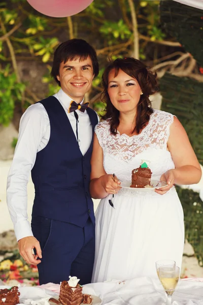 Bruid en bruidegom in de tropische bungalow — Stockfoto
