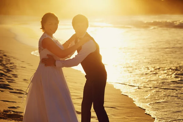 Novia y novio caminando al atardecer — Foto de Stock