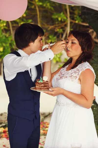 Bruid en bruidegom in de tropische bungalow — Stockfoto