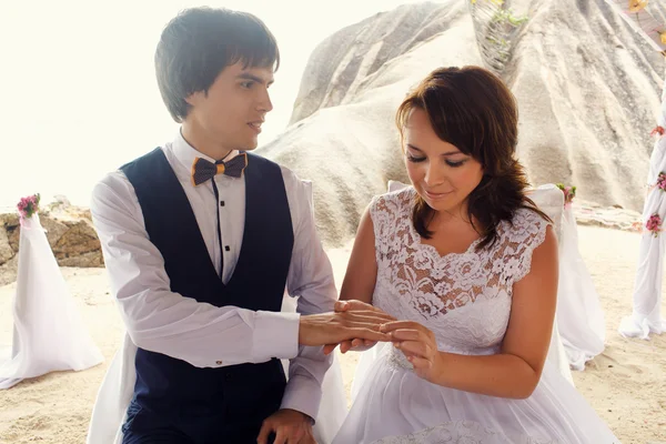 Elegante hermosa novia y novio — Foto de Stock