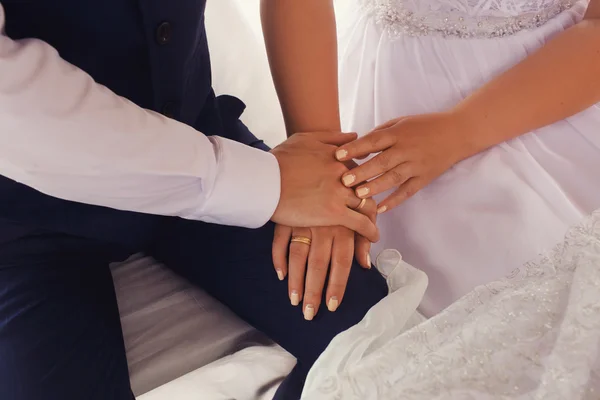 Bruden och brudgummen håller hand på nära håll — Stockfoto