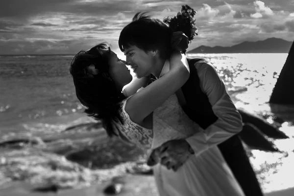 Mariée et marié baisers sur la plage — Photo