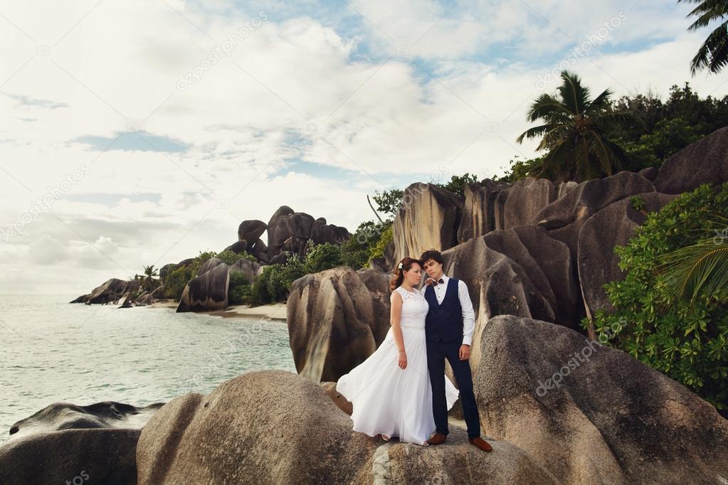 bride and groom on the background of the ocean