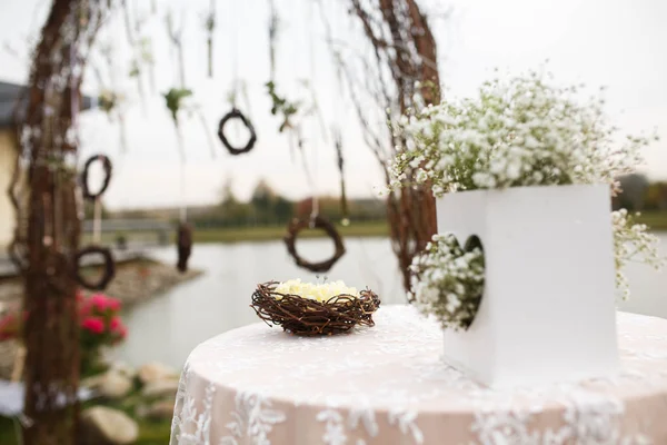 Креативна мила прикрашена весільна арка — стокове фото